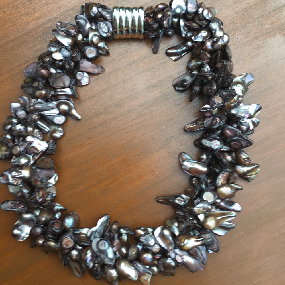 Gray pearl chocker necklace Silver magnet clasp.